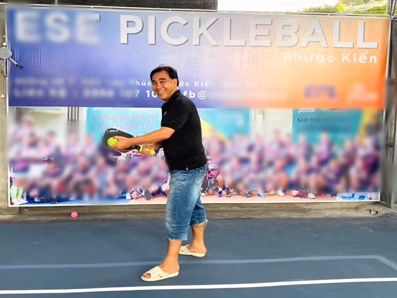 Quyền Linh không mê đồ hiệu mà chỉ sắm đồ từ những thương hiệu có mức giá vừa phải. Ngoài ra, anh thích đi dép tổ ong. Ảnh: FB Quyền Linh.