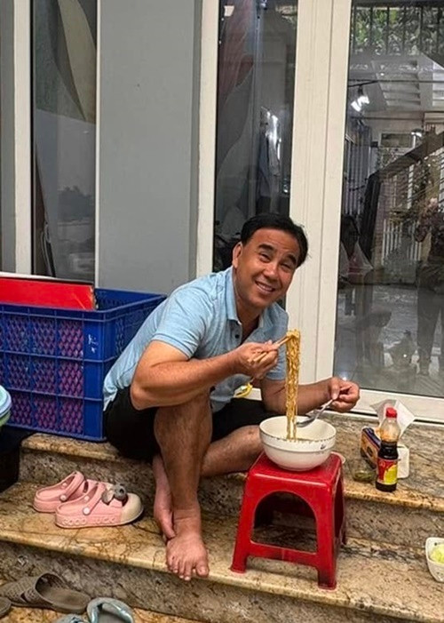 Hình ảnh Quyền Linh ngồi bệt ăn mì tôm trong biệt thự gây chú ý. Ảnh: FB Quyền Linh.
