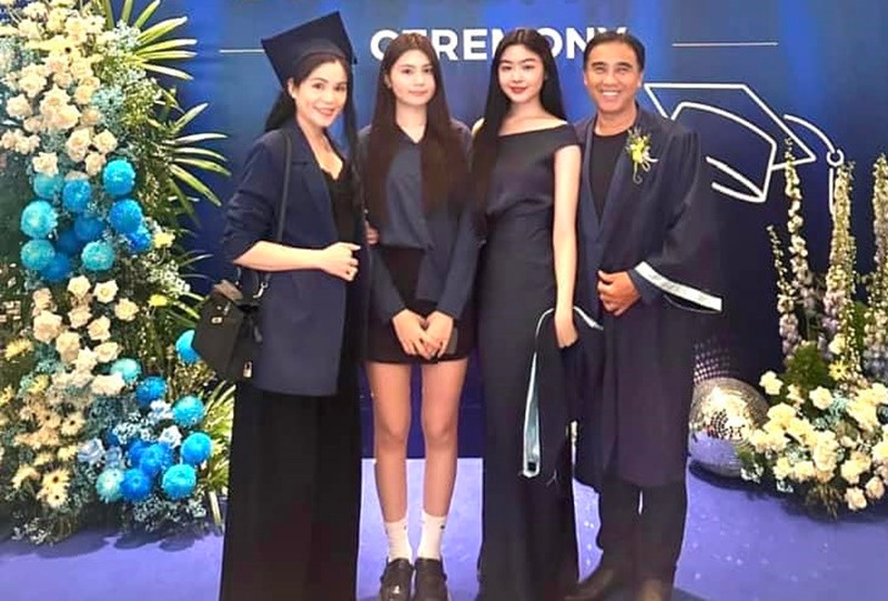 Con gái đầu lòng của Quyền Linh (thứ hai bên phải) có thu nhập "không phải dạng vừa" nhờ tham gia sự kiện, làm đại sứ thương hiệu. Ảnh: FB Quyền Linh.