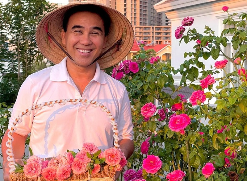 Dù giàu có, diễn viên Quyền Linh vẫn làm công việc tay chân. Ảnh: FB Quyền Linh.