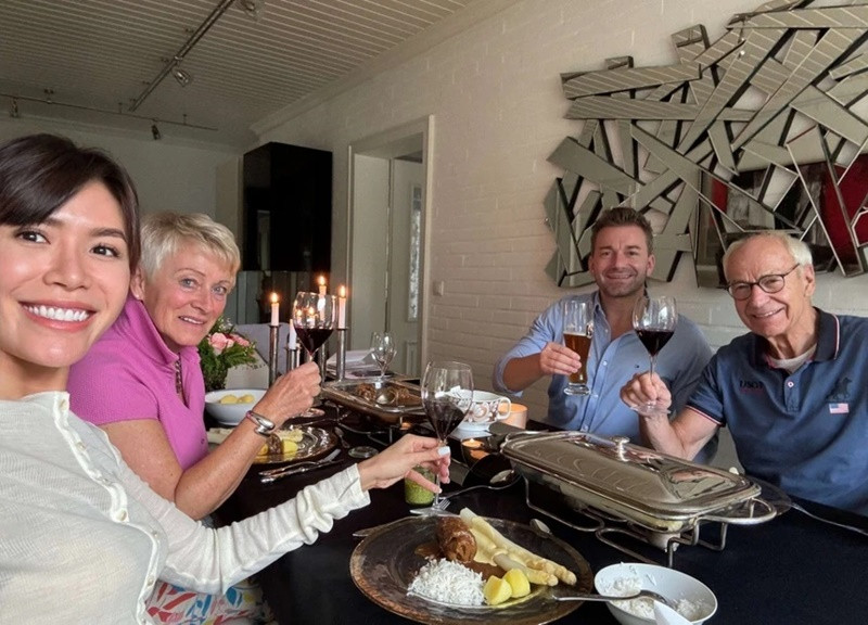 Minh Tú chia sẻ trên Znews, bố mẹ chồng rất quan tâm và dành nhiều lời khuyên cho vợ chồng cô. Ảnh: Znews.