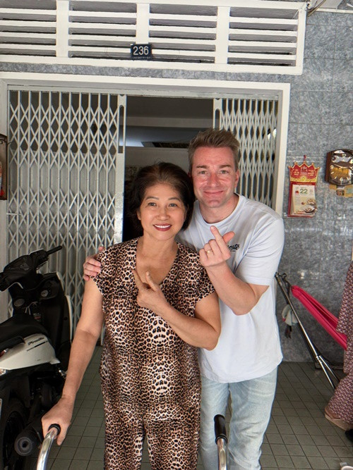 Mẹ Minh Tú từng chia sẻ chỉ có Cris mới có thể chịu được tính nết của nữ người mẫu. Ảnh: FB Minh Tú.