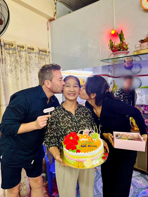 Cứ mỗi lần Chris ở Việt Nam, khoảng 2 tuần hoặc một tháng anh lại về thăm mẹ Minh Tú khi anh và nữ người mẫu trong giai đoạn hẹn hò. Ảnh: FB Minh Tú.