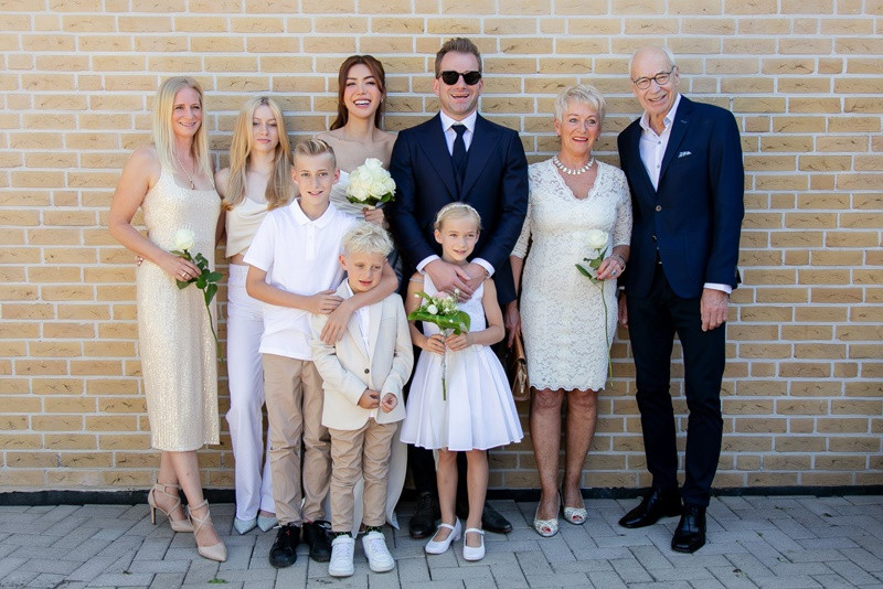 Minh Tú rạng rỡ bên chồng, bố mẹ chồng. Ảnh: FB Minh Tú.