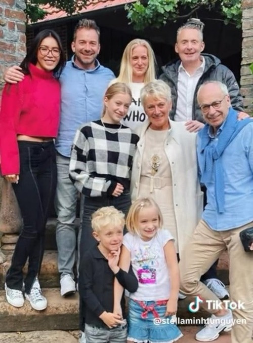 Khi Minh Tú cầu hôn Chris ở Đức, cô mời cả gia đình Chris gồm bố mẹ, chị gái cùng các cháu chứng kiến. Trong cuộc phỏng vấn với Đời Sống Pháp Luật, Minh Tú kể, khi về quê chồng, cô cùng gia đình chồng đạp xe, đi uống cafe, đi câu cá. Ảnh: Thương Hiệu Pháp Luật.