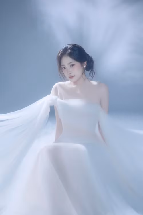 Hương Giang cho biết, từ khi còn nhỏ, cô luôn ngưỡng mộ Hoa hậu Việt Nam 2012 Đặng Thu Thảo, biểu tượng cho vẻ đẹp dịu dàng, thùy mị của người con gái Việt Nam. Ảnh: FB Hương Giang.