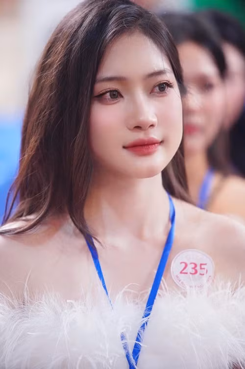 Chia sẻ trên Tiền Phong, Phùng Thị Hương Giang cho biết, trong vòng nhân trắc học ở Hoa hậu Việt Nam 2024, cô được các bác sĩ khen có đôi chân thẳng, dài và tỷ lệ cơ thể cân đối. Ảnh: FB Hương Giang.