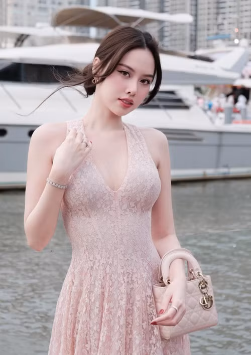 Theo Vietnamnet, cuộc sống của Tâm Như từng khó khăn. Những ngày đầu đến TP HCM, có những ngày, cô chỉ còn 10.000 đồng để ăn, phải sống trong căn nhà trọ ẩm thấp. Trong cuộc phỏng vấn với Saostar, Tâm Như cho biết, đồng lương của bố mẹ cô chỉ đủ để lo cho cuộc sống ở quê thôi. "Bố mẹ không thể lo hết chi phí học tập và sinh hoạt cho tôi, nhất là khi mình đang sinh sống tại một thành phố lớn", cô tâm sự.