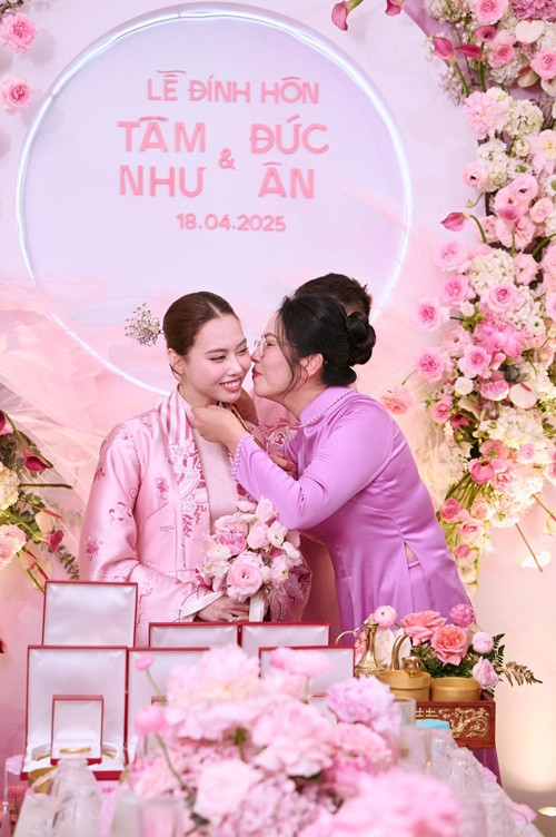 Tâm Như được lòng mẹ chồng. "Lúc nào mẹ gặp mình, mẹ cũng ôm ấp, nay đám hỏi mẹ dành hẳn cái thơm má cho con dâu", nàng hậu chia sẻ.