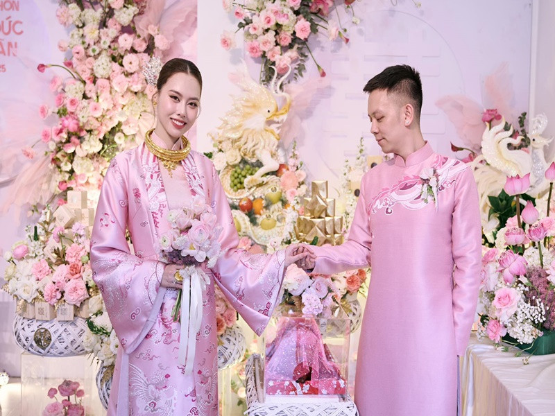 Trong lễ đính hôn mang tông màu hồng, chú rể và cô dâu diện áo dài.