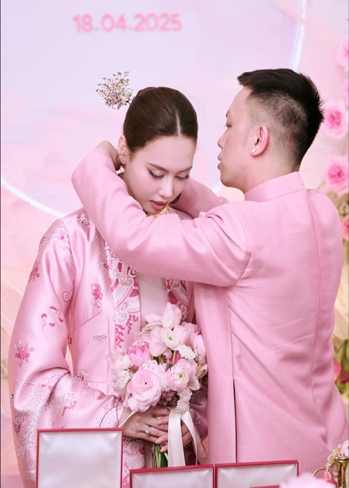 Tâm Như đeo 6 chiếc kiềng vàng trong lễ đính hôn.