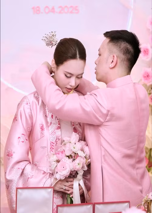 Tâm Như đeo 6 chiếc kiềng vàng trong lễ đính hôn.