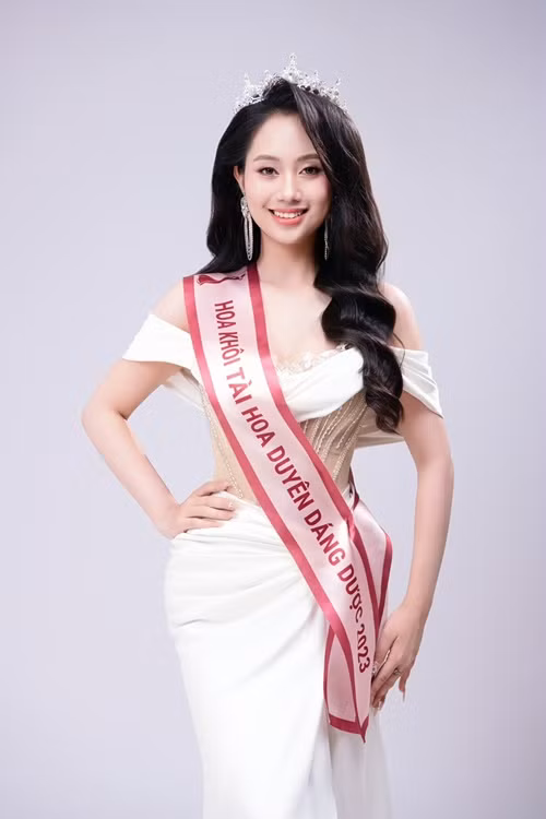 Mỹ nhân đến từ Yên Bái đoạt vương miện Hoa khôi Đại học Dược Hà Nội 2023.