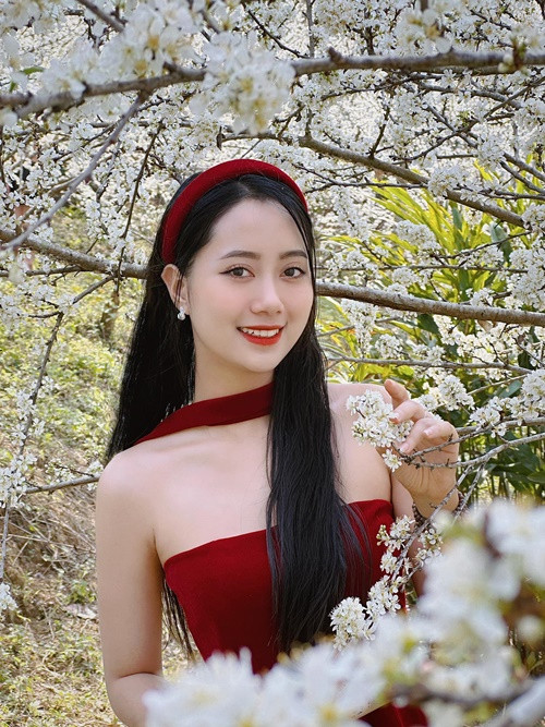 Theo Tiền Phong, mỹ nhân đến từ Yên Bái từng làm Trưởng Ban Nghệ thuật, Ủy viên Ban Thư ký Hội Sinh viên khi còn học ở Đại học Dược Hà Nội.