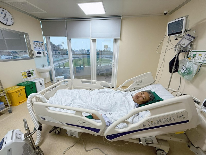 Đạo diễn Quang Dũng nhanh chóng đến bệnh viện khám. "Bác sĩ thông báo chỉ số men tim của mình rất cao, có hội chứng vành cấp, nhồi máu cơ tim cấp. Kết quả chụp mạch vành ghi nhận một nhánh mạch máu chính nuôi tim bị tắc hoàn toàn, 2 nhánh còn lại cũng bị hẹp", anh chia sẻ. Ảnh: FB Bùi Lan Hương.