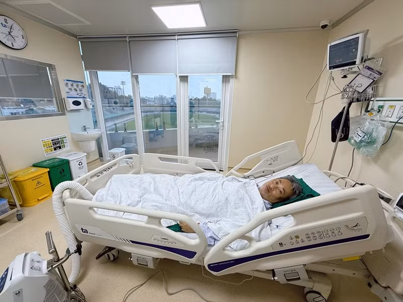 Đạo diễn Quang Dũng nhanh chóng đến bệnh viện khám. "Bác sĩ thông báo chỉ số men tim của mình rất cao, có hội chứng vành cấp, nhồi máu cơ tim cấp. Kết quả chụp mạch vành ghi nhận một nhánh mạch máu chính nuôi tim bị tắc hoàn toàn, 2 nhánh còn lại cũng bị hẹp", anh chia sẻ. Ảnh: FB Bùi Lan Hương.