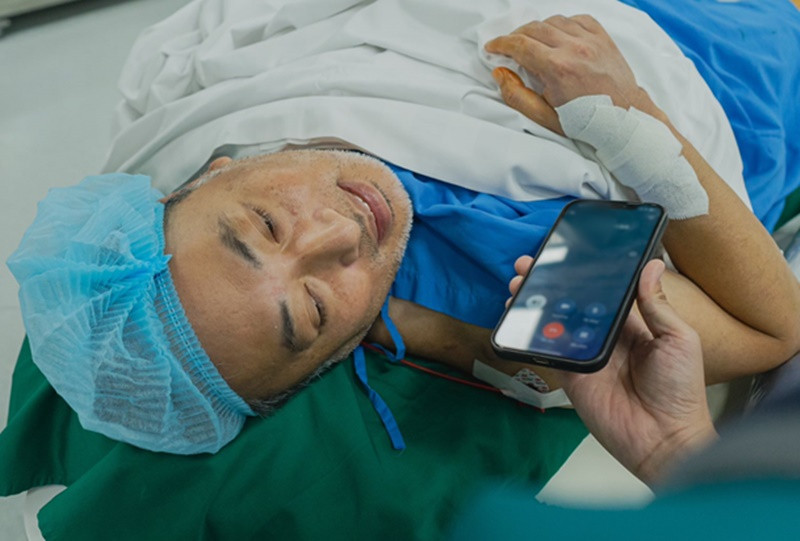 Trên trang cá nhân, đạo diễn Quang Dũng vừa kể lại chuyện trở về từ lằn ranh sinh tử. Anh cho biết, vào giữa tháng 3/2025, khi đang họp, anh cảm thấy bỗng dưng bị tức ngực. Ảnh: FB Quang Dũng.