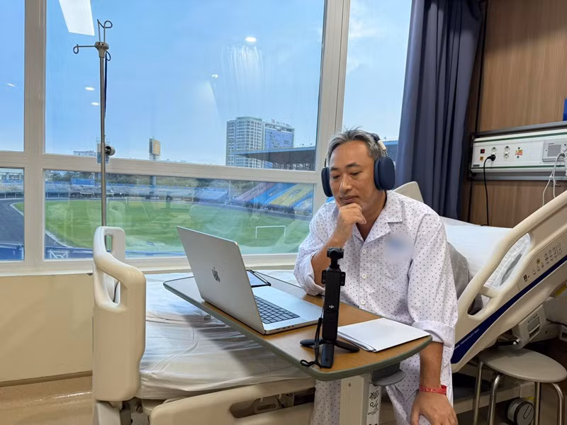 "Thường thì 6 tháng mình đi khám, nhưng năm nay thì mình hơi lu bu và cũng hơi lười nên lần nữa cả năm chưa khám lại", Quang Dũng cho hay. Ảnh: FB Quang Dũng.