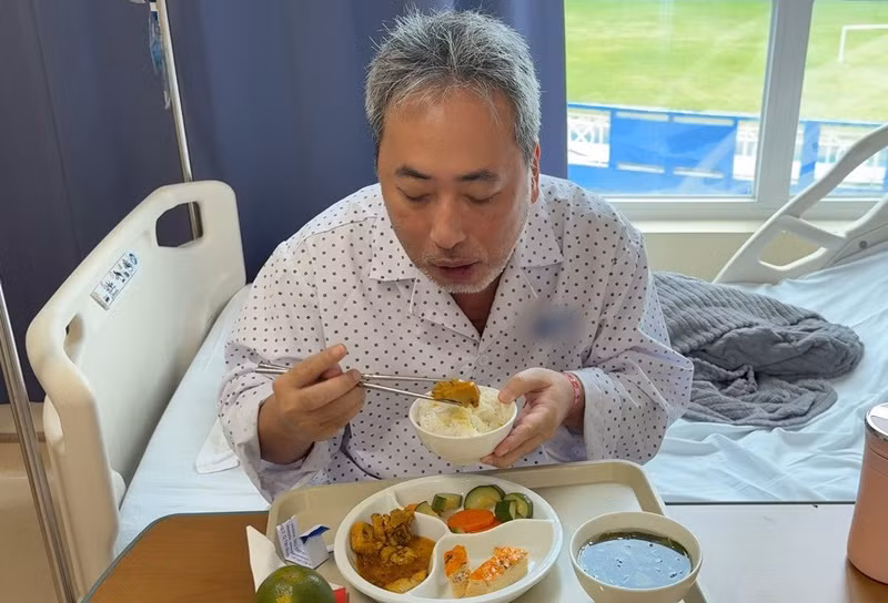 Nam đạo diễn cho biết thêm: "Đi qua lằn ranh sinh tử này cho mình biết ơn sự yêu thương của gia đình người thân luôn bên cạnh mình từng giây, từng phút quan trọng". Ảnh: FB Quang Dũng.