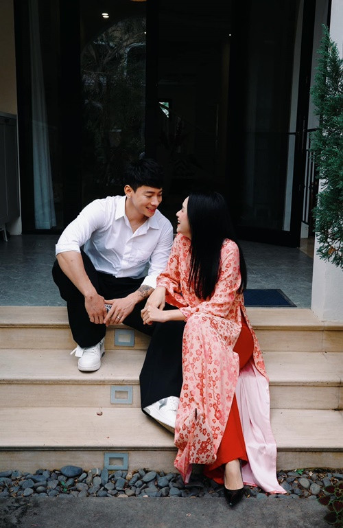 Dịp Tết Nguyên đán 2025, Hương Giang khoe ảnh diện áo dài bên Phú Cường. Ảnh: FB Hương Giang.