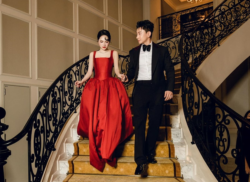 Bên cạnh đó, mẹ của Phú Cường được cho là lên sân khấu tặng hoa cho Hương Giang tại một sự kiện. Ảnh: FB Hương Giang.