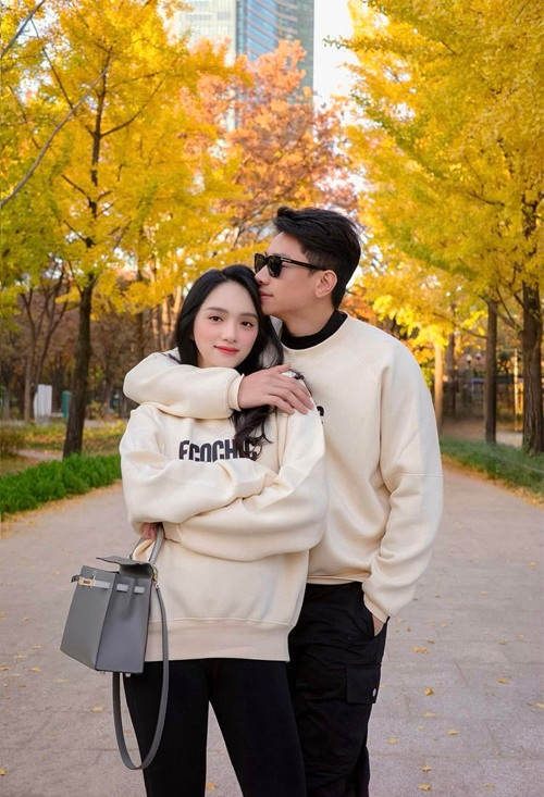 Cặp đôi tin đồn không ít lần ăn mặc đồng điệu. Ảnh: FB Hương Giang.