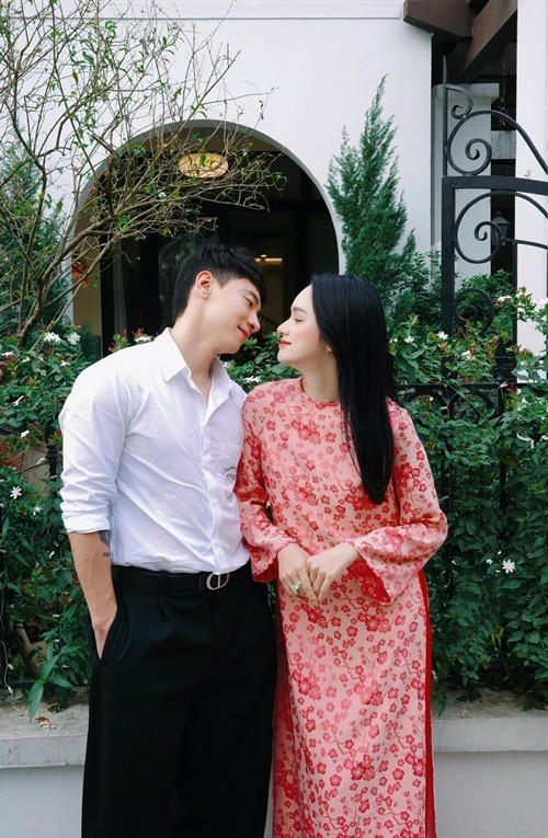 Phú Cường dành cho Hương Giang ánh mắt say đắm. Ảnh: FB Hương Giang.