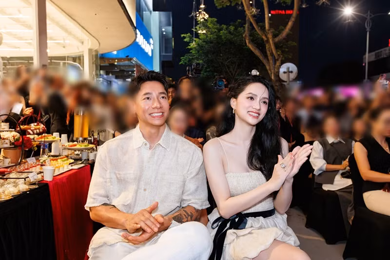 Mới đây, Hoa hậu Hương Giang - Phú Cường ăn mặc đồng điệu, dính như sam tại một sự kiện. Ảnh: FB Hương Giang.