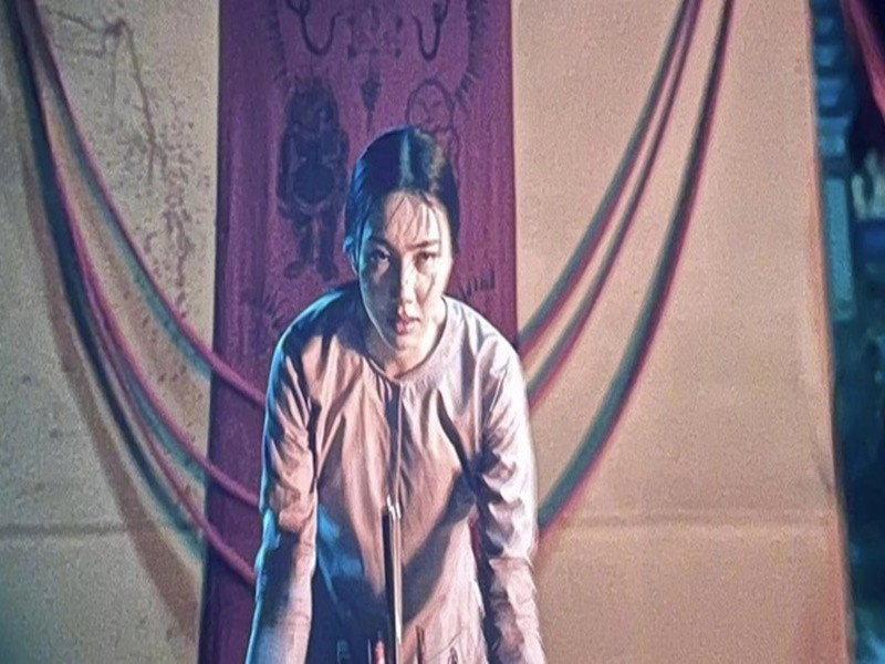 Hai vai dien cua Hoa hau Thuy Tien truoc lum xum