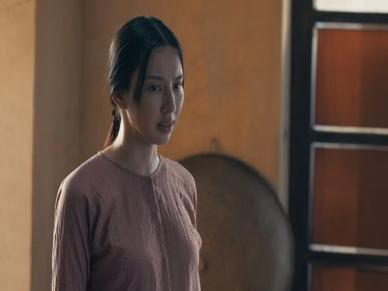 Hồng Đào khen diễn xuất của Thùy Tiên. “Tiên là một người thông minh và luôn có nỗ lực. Tôi bất ngờ vì khả năng nói tiếng Huế của Tiên dù trước đó Tiên nói không được. Nhưng Tiên đã khiến tôi hết lo lắng về điều đó khi chúng tôi trở lại set quay. Ngoài ra, Tiên còn là người không ngại khó, làm gì cũng rất quyết tâm và muốn mang đến điều tốt nhất mà không ngại quay đi quay lại. Nếu đây phim đầu tay của Tiên, tôi nghĩ Tiên có một tiềm năng lớn về diễn xuất", Yan dẫn lời Hồng Đào. Ảnh: Hoa Học Trò.