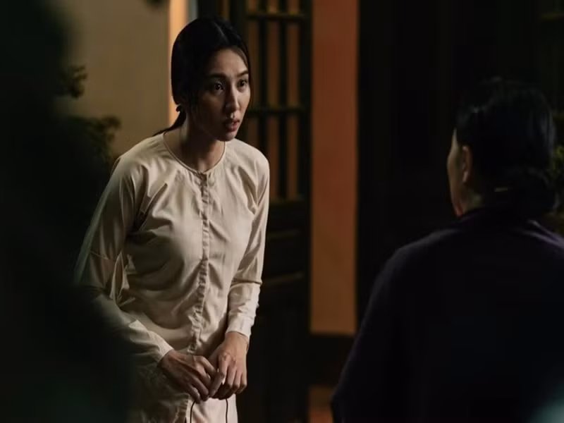 Giám đốc sản xuất - Võ Thanh Hòa chia sẻ trên Hoa Học Trò, Thùy Tiên có cách diễn tự nhiên và đôi lúc trong ánh mắt của nàng hậu còn có sự sắc lạnh và bí ẩn nữa. Đó đều là những yếu tố mà nhân vật Phượng cần. Ảnh: Znews.