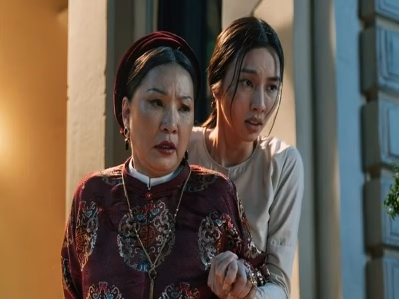 Thùy Tiên không quá "lép vế" khi diễn chung với nghệ sĩ Hồng Đào. Ảnh: Hoa Học Trò.