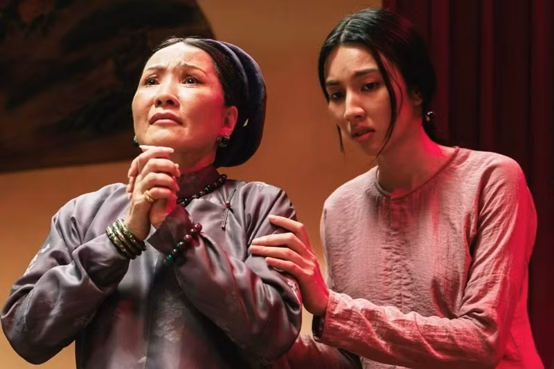 Thùy Tiên vào vai cô hầu Phượng có thân phận bí ẩn, làm việc trong gia tộc Dương Phúc. Ảnh: Znews.