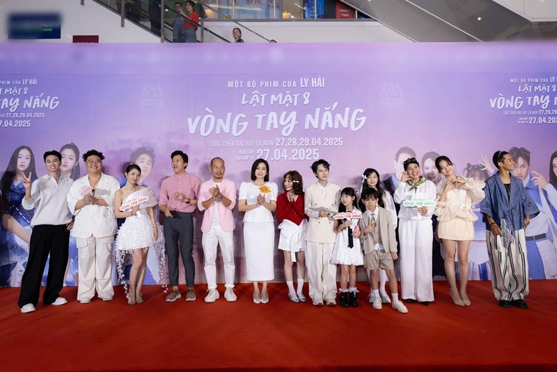 Dàn diễn viên phim Lật mặt 8: Vòng tay nắng gồm: NSƯT Kim Phương, NSƯT Tuyết Thu, NSƯT Chiều Xuân, Kiều Trinh, Long Đẹp Trai, Quách Ngọc Tuyên, Thùy Anh, Ngọc Tưởng, Ammy Minh Khuê, Hồng Thu, Bảo Ngọc, Tín Nguyễn, Đoàn Thế Vinh, Anh Tú Wilson, Hồ Đông Quân, Cherry Hải My, Rio Hạo Nhiên, Kim Hải, Trâm Anh, Lê Thu, Đại An, Linh Baby, TikToker Lê Tuấn Khang…Ảnh: FB Lý Hải- Minh Hà.