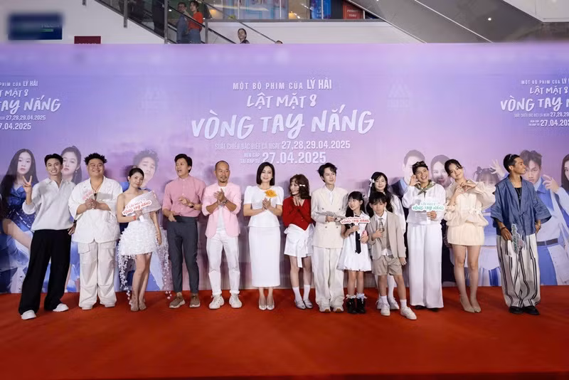 Dàn diễn viên phim Lật mặt 8: Vòng tay nắng gồm: NSƯT Kim Phương, NSƯT Tuyết Thu, NSƯT Chiều Xuân, Kiều Trinh, Long Đẹp Trai, Quách Ngọc Tuyên, Thùy Anh, Ngọc Tưởng, Ammy Minh Khuê, Hồng Thu, Bảo Ngọc, Tín Nguyễn, Đoàn Thế Vinh, Anh Tú Wilson, Hồ Đông Quân, Cherry Hải My, Rio Hạo Nhiên, Kim Hải, Trâm Anh, Lê Thu, Đại An, Linh Baby, TikToker Lê Tuấn Khang…Ảnh: FB Lý Hải- Minh Hà.