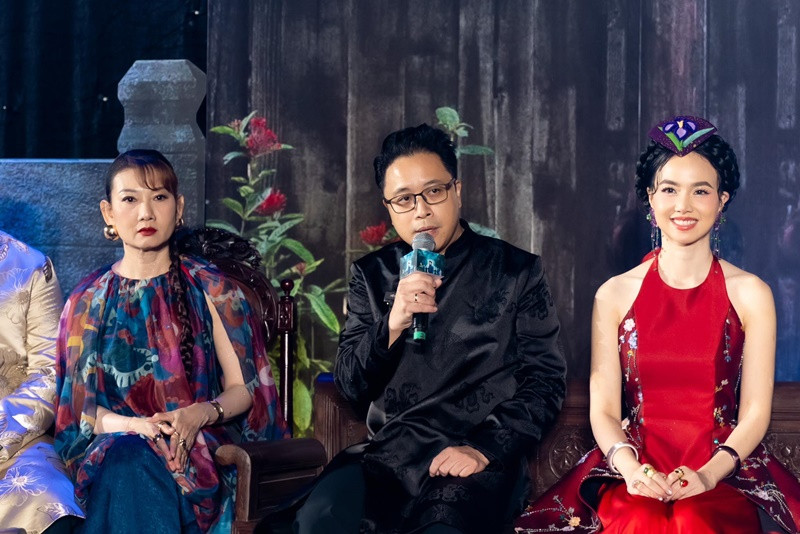 Nhà sản xuất Đinh Ngọc Diệp chia sẻ, ê-kíp chuẩn bị 800 - 1000 bộ phục trang, tất cả đều là may thủ công cho các diễn viên. Dàn diễn viên chính trong phim bao gồm: Quốc Huy, Đinh Ngọc Diệp, Quốc Anh, Anh Phạm, Minh Anh, NSƯT Xuân Trang, NSND Mỹ Uyên. Ảnh: FB Đinh Ngọc Diệp.