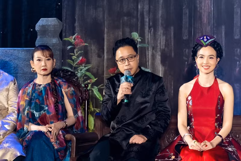 Nhà sản xuất Đinh Ngọc Diệp chia sẻ, ê-kíp chuẩn bị 800 - 1000 bộ phục trang, tất cả đều là may thủ công cho các diễn viên. Dàn diễn viên chính trong phim bao gồm: Quốc Huy, Đinh Ngọc Diệp, Quốc Anh, Anh Phạm, Minh Anh, NSƯT Xuân Trang, NSND Mỹ Uyên. Ảnh: FB Đinh Ngọc Diệp.