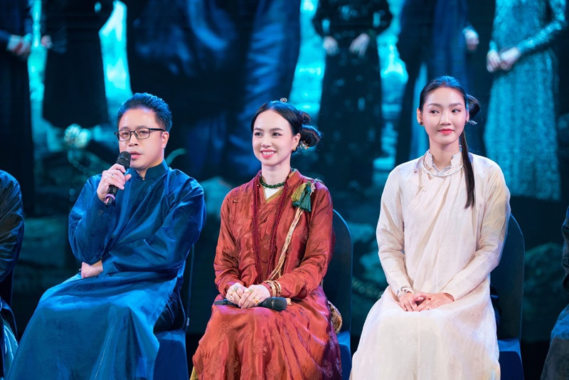 Theo Pháp Luật TP HCM, so với kế hoạch, Thám tử kiên: Kỳ án không đầu dời lịch lên sớm hơn 2 tuần để ra mắt dịp lễ 30/4 và 1/5. Đạo diễn Victor Vũ cho biết đây là quyết định của nhà sản xuất, tập thể… "Về vấn đề phim đối đầu với các phim ra rạp trong dịp lễ 30/4, tôi cũng có suy nghĩ rất đơn giản là đây là một mùa lễ rất lớn, nếu trong những ngày lễ lớn như vậy khán giả có được bữa tiệc điện ảnh phong phú, đa dạng thì đó là điều rất đáng mừng. Tôi cũng mong rằng khán giả sẽ yêu thương tất cả các bộ phim chiếu trong dịp lễ này", Victor Vũ chia sẻ. Ảnh: FB Đinh Ngọc Diệp.