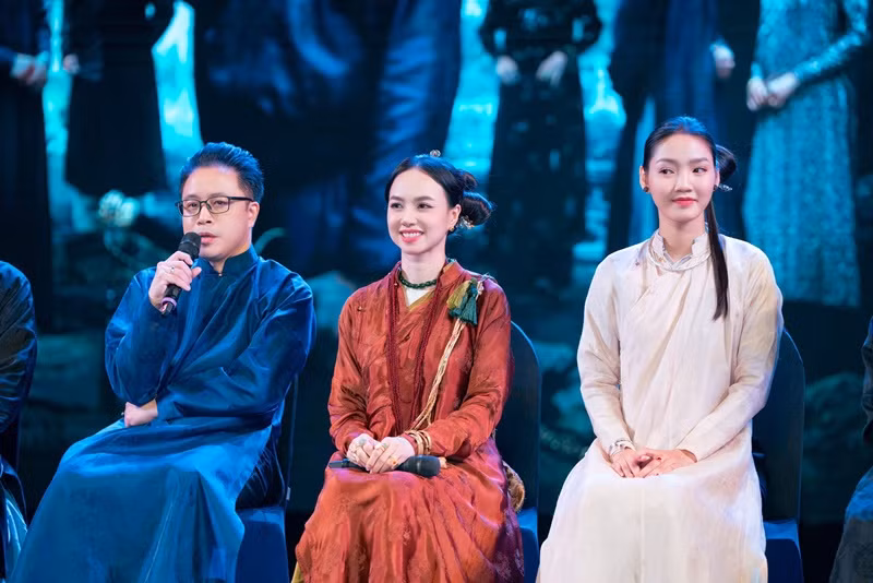 Theo Pháp Luật TP HCM, so với kế hoạch, Thám tử kiên: Kỳ án không đầu dời lịch lên sớm hơn 2 tuần để ra mắt dịp lễ 30/4 và 1/5. Đạo diễn Victor Vũ cho biết đây là quyết định của nhà sản xuất, tập thể… "Về vấn đề phim đối đầu với các phim ra rạp trong dịp lễ 30/4, tôi cũng có suy nghĩ rất đơn giản là đây là một mùa lễ rất lớn, nếu trong những ngày lễ lớn như vậy khán giả có được bữa tiệc điện ảnh phong phú, đa dạng thì đó là điều rất đáng mừng. Tôi cũng mong rằng khán giả sẽ yêu thương tất cả các bộ phim chiếu trong dịp lễ này", Victor Vũ chia sẻ. Ảnh: FB Đinh Ngọc Diệp.