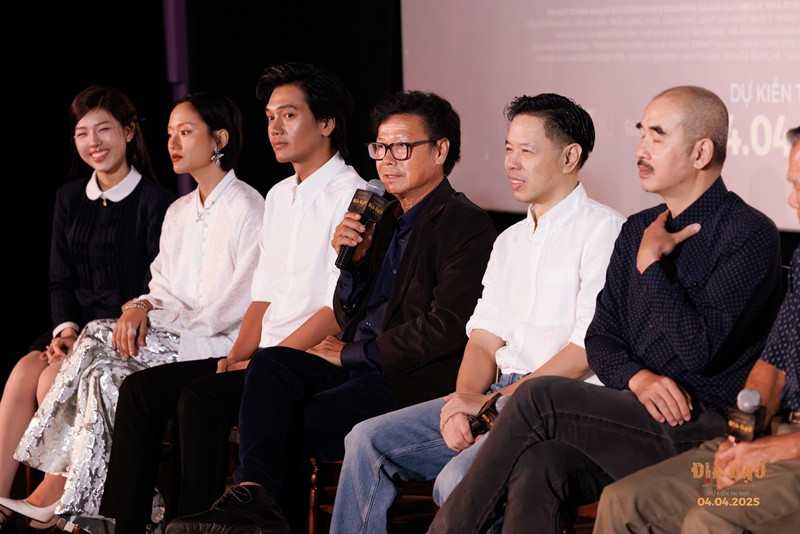 Dàn diễn viên phim Địa đạo: Mặt trời trong bóng tối gồm Thái Hòa, Quang Tuấn, Hồ Thu Anh, Cao Minh, Diễm Hằng Lamoon, Hoàng Minh Triết, Khánh Ly, Nhật Ý…Ảnh: Fanpage phim Địa đạo: Mặt trời trong bóng tối.