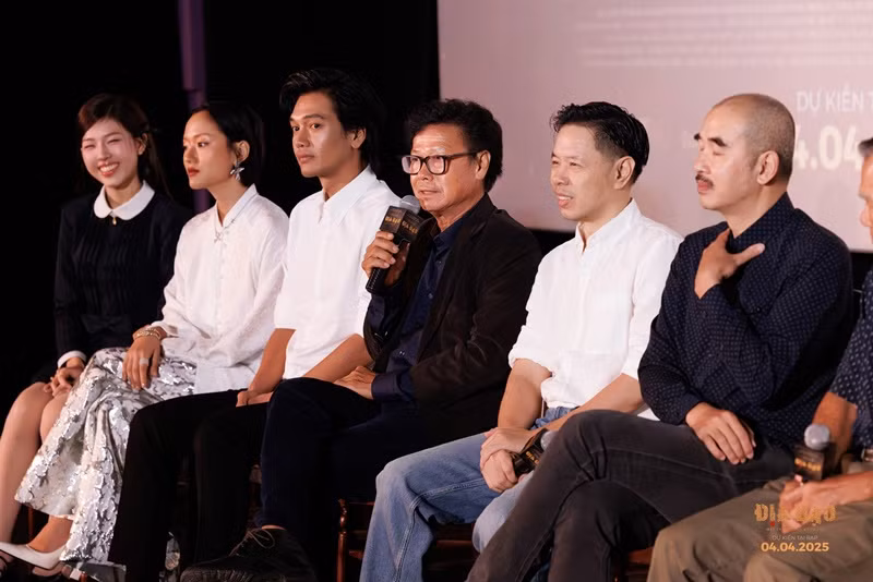 Dàn diễn viên phim Địa đạo: Mặt trời trong bóng tối gồm Thái Hòa, Quang Tuấn, Hồ Thu Anh, Cao Minh, Diễm Hằng Lamoon, Hoàng Minh Triết, Khánh Ly, Nhật Ý…Ảnh: Fanpage phim Địa đạo: Mặt trời trong bóng tối.