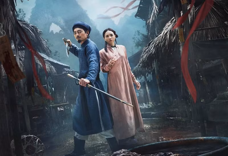 Thám tử Kiên: Kỳ án không đầu tiếp nối câu chuyện từ Người vợ cuối cùng, diễn ra ba năm sau những biến cố trong tác phẩm trước đó. Nhân vật Hai Mẫn cũng trở lại, khi cháu gái của bà - Nga bất ngờ mất tích. Hai Mẫn cùng thám tử Kiên bắt đầu hành trình vào một vụ án thấm đẫm tính huyền bí. Ảnh: FB Đinh Ngọc Diệp.