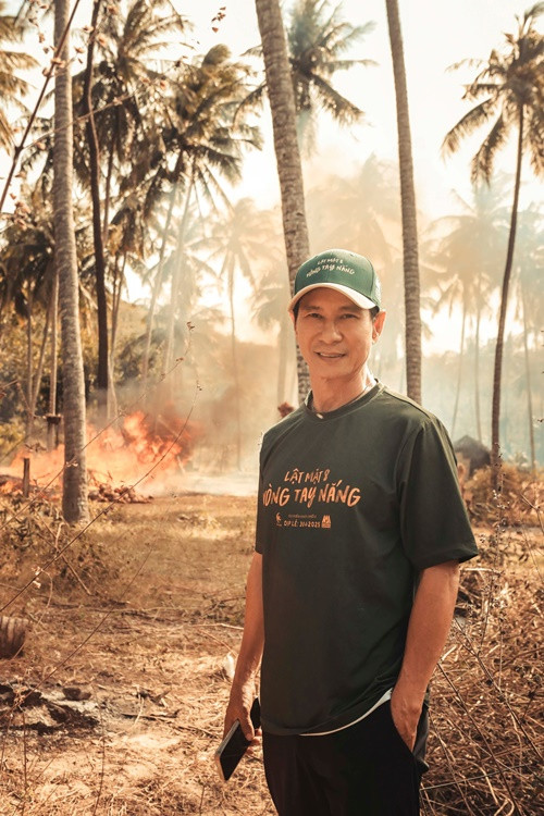 Phía Lý Hải - Minh Hà cho biết, Lật mặt 8: Vòng tay nắng là hành trình cảm xúc về tình cha, gia đình, theo đuổi đam mê và những yêu thương chưa kịp nói thành lời. Theo Lý Hải chia sẻ, phần 8 của Lật mặt lấy bối cảnh chính ở Bình Thuận, Ninh Thuận - nơi có rất nhiều gió, cát và nắng. Trong đó, có 3 đại cảnh được nam đạo diễn tâm huyết thực hiện, gồm cảnh thác lũ cuốn trôi, tổ chức concert lớn (cần lượng khán giả hàng nghìn người) và cảnh thả bom thời chiến (quay tại rừng Dừa - Bình Thuận). Ảnh: FB Lý Hải- Minh Hà.