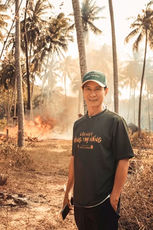 Phía Lý Hải - Minh Hà cho biết, Lật mặt 8: Vòng tay nắng là hành trình cảm xúc về tình cha, gia đình, theo đuổi đam mê và những yêu thương chưa kịp nói thành lời. Theo Lý Hải chia sẻ, phần 8 của Lật mặt lấy bối cảnh chính ở Bình Thuận, Ninh Thuận - nơi có rất nhiều gió, cát và nắng. Trong đó, có 3 đại cảnh được nam đạo diễn tâm huyết thực hiện, gồm cảnh thác lũ cuốn trôi, tổ chức concert lớn (cần lượng khán giả hàng nghìn người) và cảnh thả bom thời chiến (quay tại rừng Dừa - Bình Thuận). Ảnh: FB Lý Hải- Minh Hà.