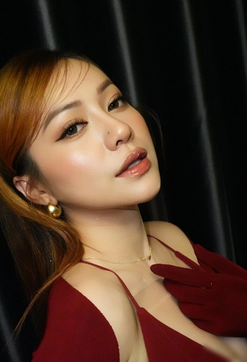 Học trò cũ của Ngô Thanh Vân chuộng váy áo cúp ngực, xẻ sâu khoe vòng một căng tràn.