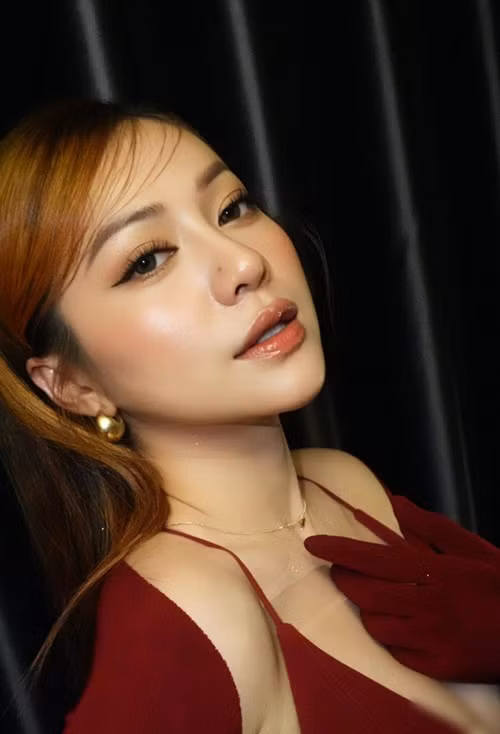 Học trò cũ của Ngô Thanh Vân chuộng váy áo cúp ngực, xẻ sâu khoe vòng một căng tràn.