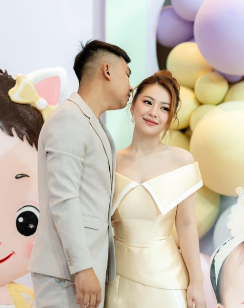 Khi mang bầu, MiA luôn có doanh nhân Triệu Vương ở bên chăm sóc. Nữ ca sĩ thú nhận, do bản thân khi đang bầu rất khó chiều nên nhiều khi chồng cũng muốn trầm cảm.