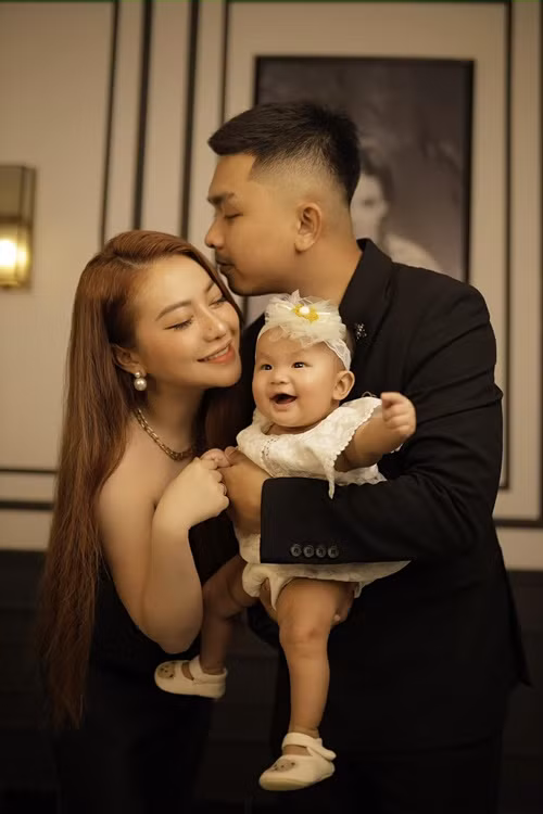 MiA có mối quan hệ tốt đẹp với gia đình chồng. Theo Dân Việt, trong chương trình Mẹ chồng nàng dâu, nữ ca sĩ cho biết, nhà hai vợ chồng Mia chỉ cách nhà mẹ chồng 800m nên thường xuyên qua lại, chia sẻ với mẹ chồng. Khi đến nhà mẹ chồng, MiA không phải làm gì vì mẹ chồng không cho làm.