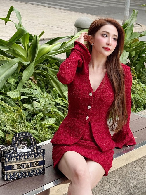 Quỳnh Nga sở hữu nhiều đồ hiệu. Cô thường sử dụng túi của thương hiệu quốc tế khi xuống phố. Ảnh: FB Quỳnh Nga.