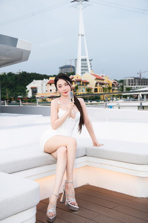 Quỳnh Nga tham gia các bữa tiệc xa hoa của bạn bè. Ảnh: FB Quỳnh Nga.